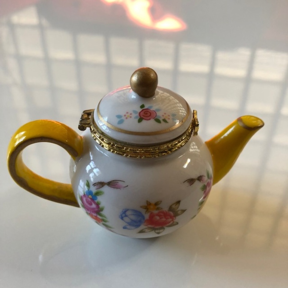 VINTAGE TRINKET BOX PORCELAIN TEAPOT